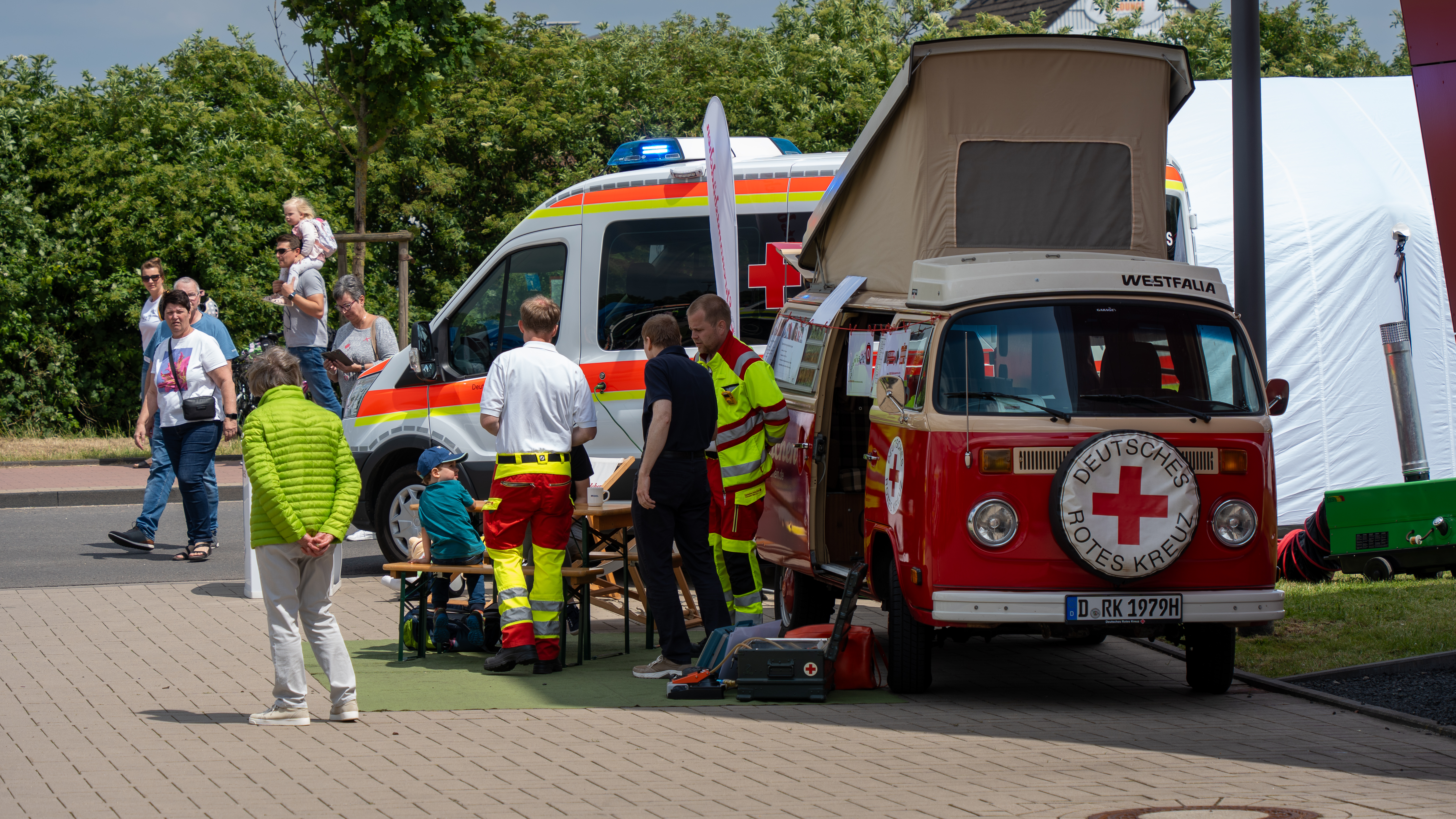 Oldtimer und moderne Einsatzfahrzeuge