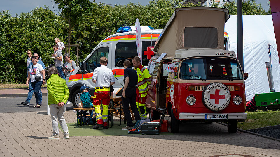 Oldtimer und moderne Einsatzfahrzeuge